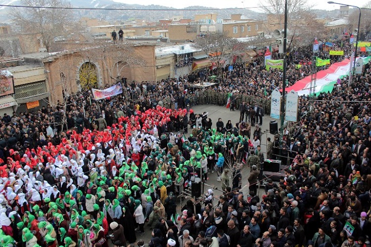 مردم کردستان با شعار «من انقلابی ام» یوم الله 22 بهمن را راهپیمایی کردند