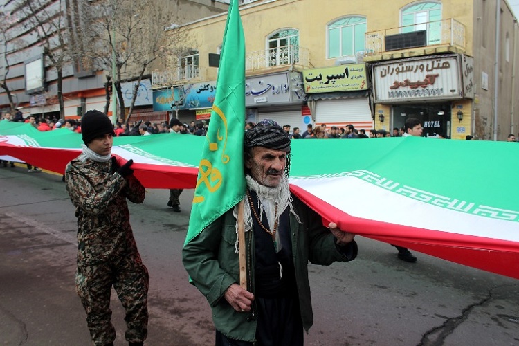 مردم کردستان با شعار «من انقلابی ام» یوم الله 22 بهمن را راهپیمایی کردند