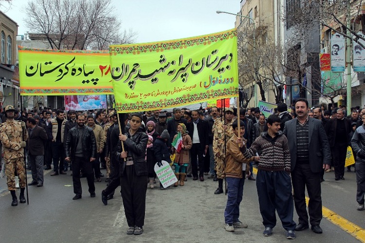 مردم کردستان با شعار «من انقلابی ام» یوم الله 22 بهمن را راهپیمایی کردند