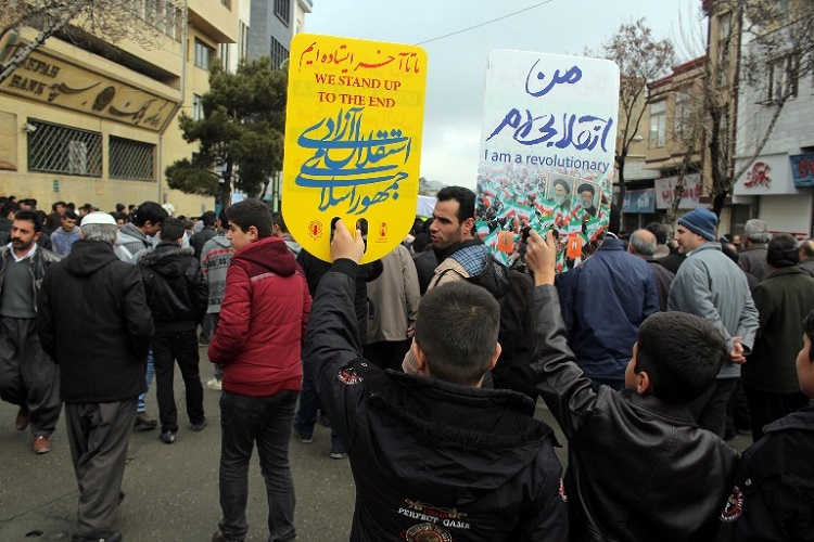 مردم کردستان با شعار «من انقلابی ام» یوم الله 22 بهمن را راهپیمایی کردند