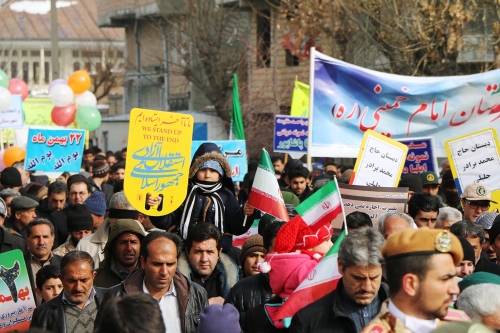طنین فریاد «مرگ بر آمریکا» در راهپیمایی 22بهمن سلماس + عکس