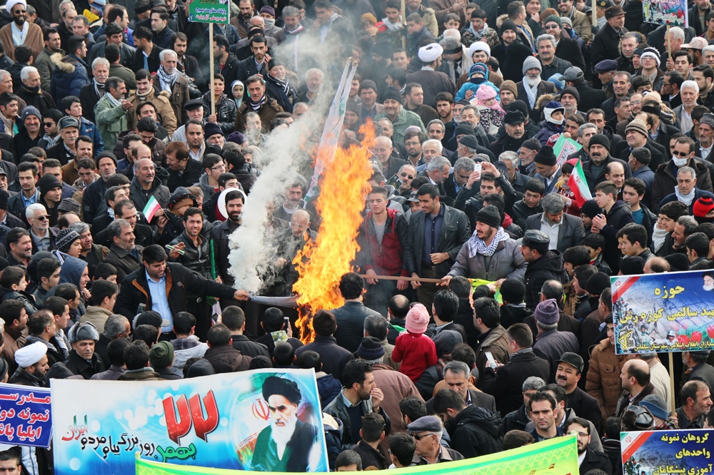 طنین فریاد «مرگ بر آمریکا» در راهپیمایی 22بهمن سلماس + عکس