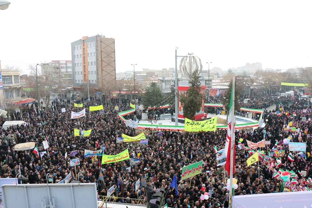 طنین فریاد «مرگ بر آمریکا» در راهپیمایی 22بهمن سلماس + عکس
