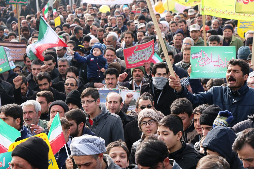 طنین فریاد «مرگ بر آمریکا» در راهپیمایی 22بهمن سلماس + عکس
