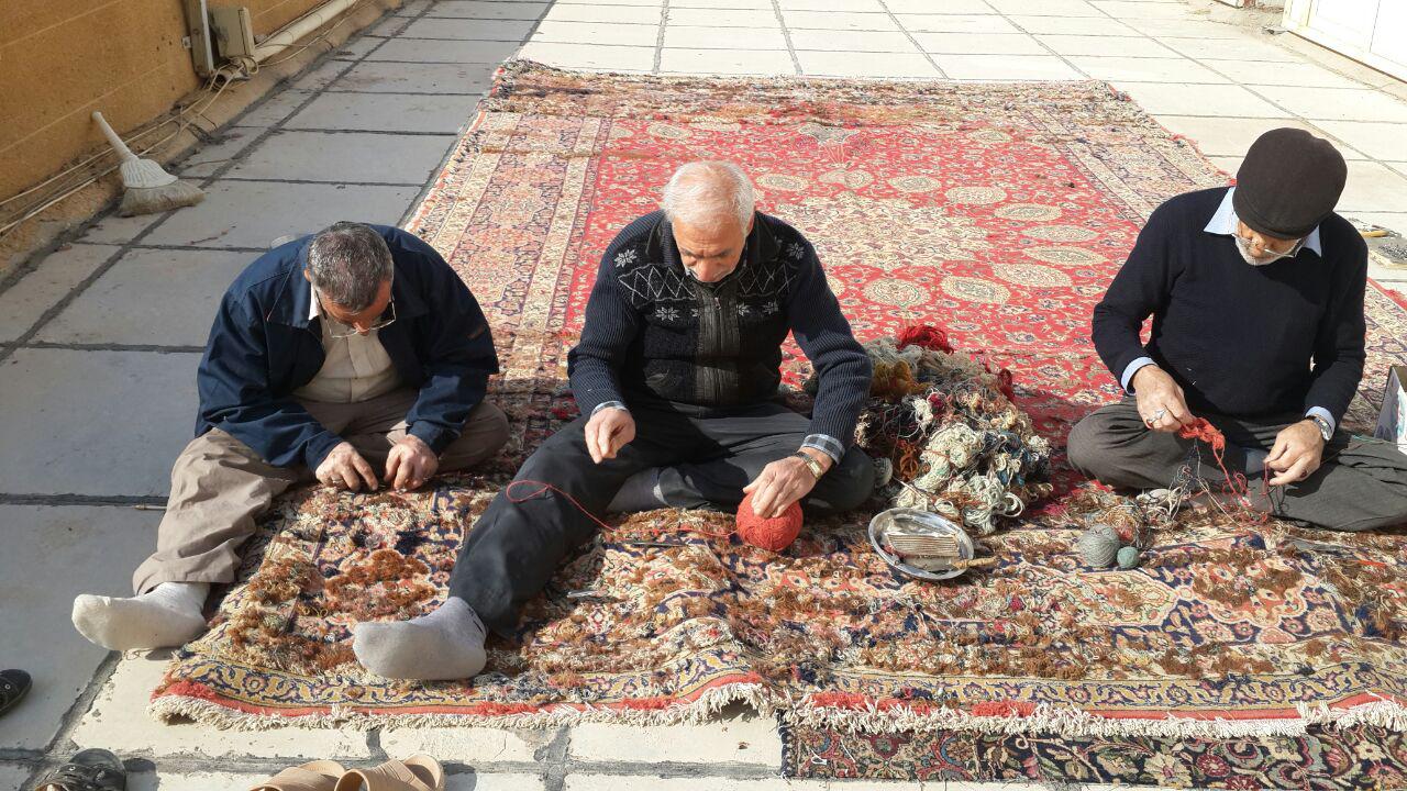 مرمت فرش 120 ساله کرمان در مسجد کوفه + تصاویر
