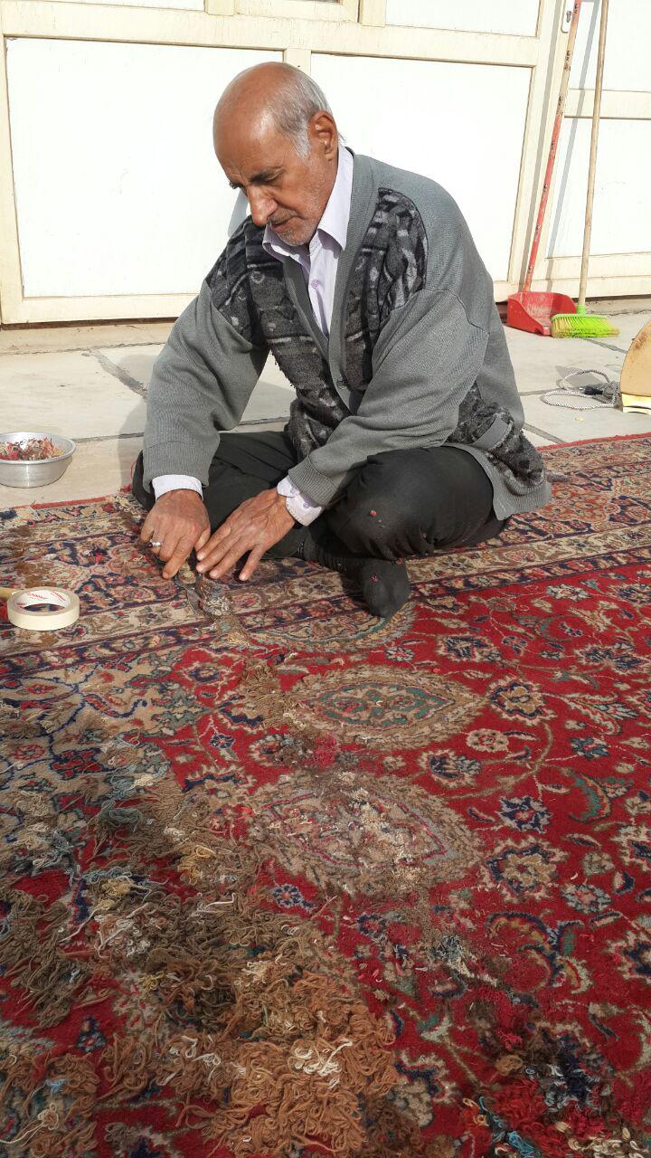 مرمت فرش 120 ساله کرمان در مسجد کوفه + تصاویر