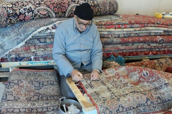 مرمت فرش 120 ساله کرمان در مسجد کوفه + تصاویر