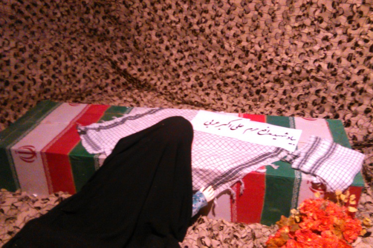 نمایشگاه مردمی «یاس کبود» در خمین گشایش یافت