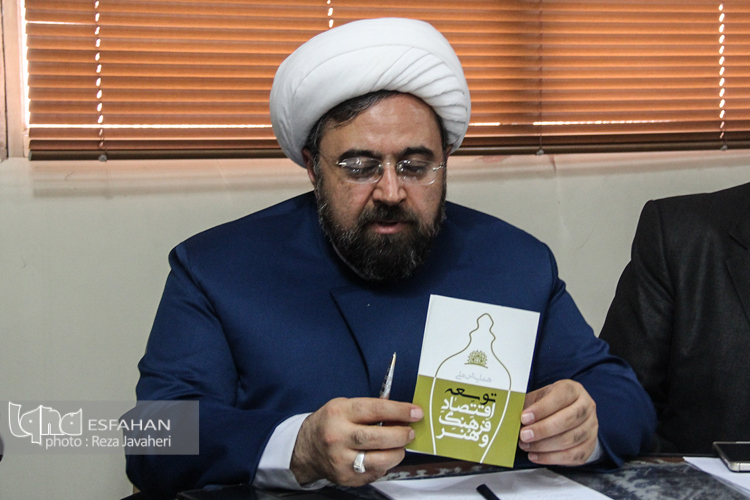 نشست خبری همایش علمی مقام ادبی اصفهان درسالن جلسات اداره کل ارشاد اسلامی اصفهان برگزار شد.
