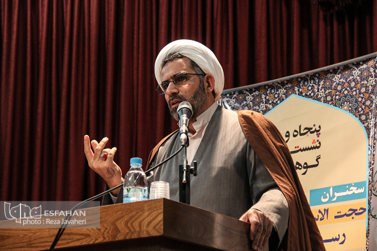 امشب پنج شنبه 28 بهمن 1395 در نگارستان امام خمینی اصفهان پنجاه وهشتمین نشست علمی و دینی گوهر معرفت با موضوع انقلاب اسلامی - تمدن اسلامی برگزار شد. سخنران این نشست حجت الاسلام والمسلمین رسول جعفریان بود.