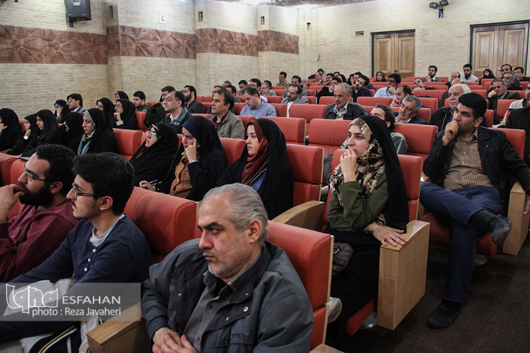 امشب پنج شنبه 28 بهمن 1395 در نگارستان امام خمینی اصفهان پنجاه وهشتمین نشست علمی و دینی گوهر معرفت با موضوع انقلاب اسلامی - تمدن اسلامی برگزار شد. سخنران این نشست حجت الاسلام والمسلمین رسول جعفریان بود.