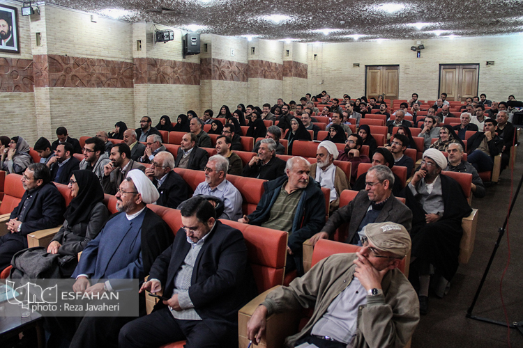امشب پنج شنبه 28 بهمن 1395 در نگارستان امام خمینی اصفهان پنجاه وهشتمین نشست علمی و دینی گوهر معرفت با موضوع انقلاب اسلامی - تمدن اسلامی برگزار شد. سخنران این نشست حجت الاسلام والمسلمین رسول جعفریان بود.