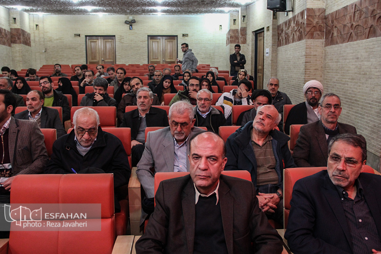 امشب پنج شنبه 28 بهمن 1395 در نگارستان امام خمینی اصفهان پنجاه وهشتمین نشست علمی و دینی گوهر معرفت با موضوع انقلاب اسلامی - تمدن اسلامی برگزار شد. سخنران این نشست حجت الاسلام والمسلمین رسول جعفریان بود.