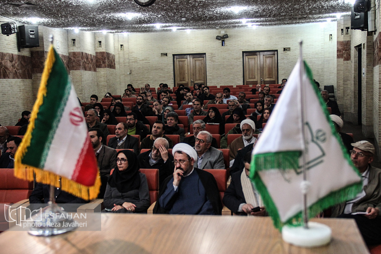 امشب پنج شنبه 28 بهمن 1395 در نگارستان امام خمینی اصفهان پنجاه وهشتمین نشست علمی و دینی گوهر معرفت با موضوع انقلاب اسلامی - تمدن اسلامی برگزار شد. سخنران این نشست حجت الاسلام والمسلمین رسول جعفریان بود.