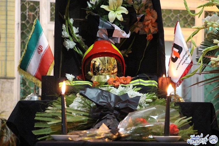 ادای احترام مردم به شهدای پلاسکو - بیرجند