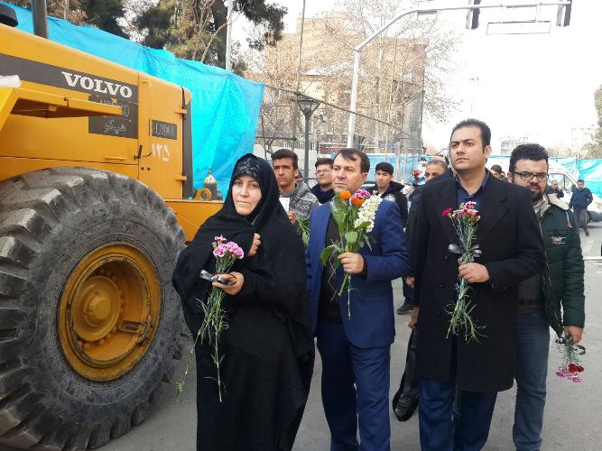 قرائت قرآن خانواده‌های شهدای آتش‌نشان برای گشایش آواربرداری و یافتن پیکرهای شهدا