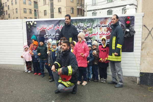 همدردی خردسالان مؤسسه ریحانةالنبی(س) با آتشنشانان شهید همدردی خردسالان مؤسسه ریحانةالنبی(س) با آتشنشانان شهید