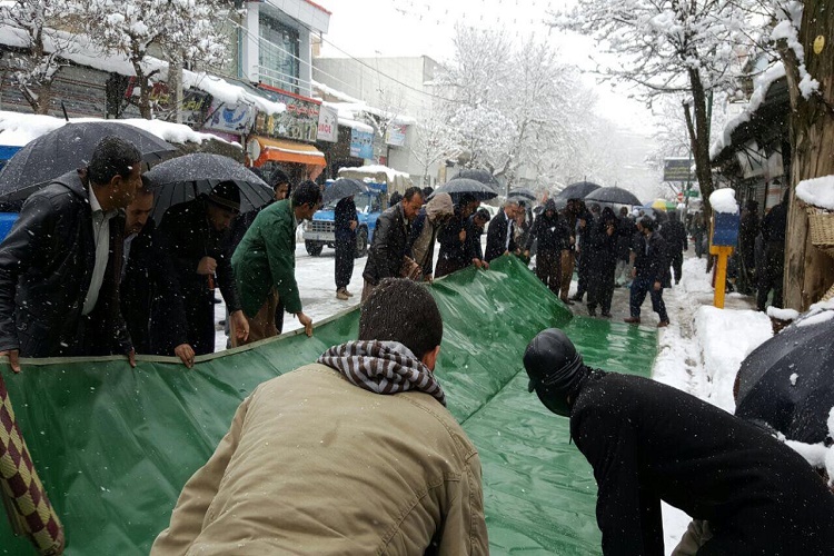 برپایی نماز جمعه در زیر برف در مریوان