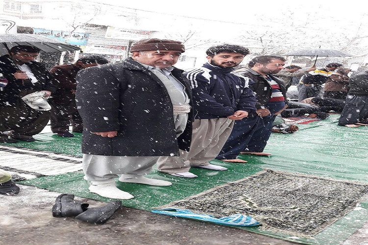 برپایی نماز جمعه در زیر برف در مریوان