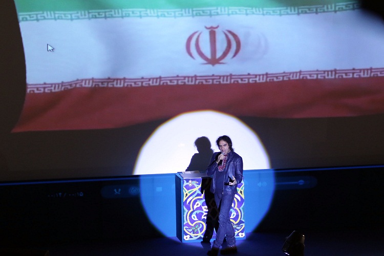 فرهنگی خبرکلی/اختتامیه جشنواره منطقه‌ای سینمای جوان در مشهد برگزار شد/برنامه‌ای متفاوت با بوسه هنرمند به چادر مادر شهید و اجرای رضا یزدانی