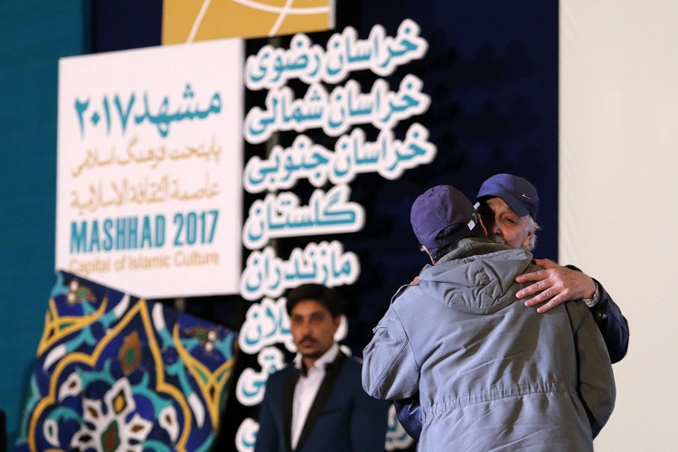 فرهنگی خبرکلی/اختتامیه جشنواره منطقه‌ای سینمای جوان در مشهد برگزار شد/برنامه‌ای متفاوت با بوسه هنرمند به چادر مادر شهید و اجرای رضا یزدانی