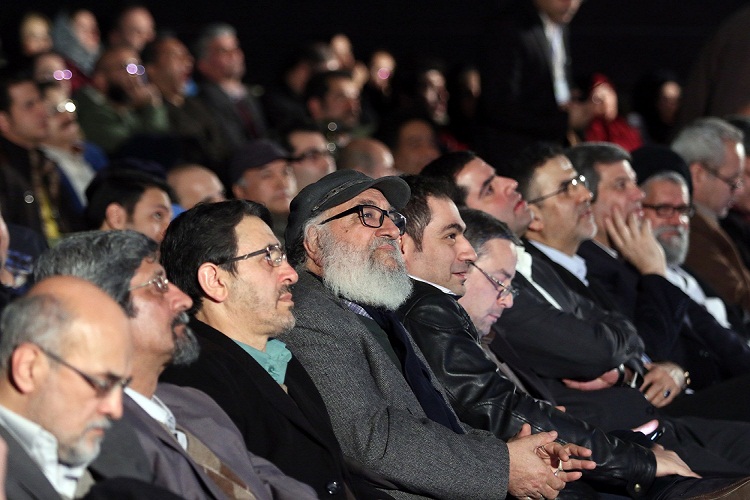 فرهنگی خبرکلی/اختتامیه جشنواره منطقه‌ای سینمای جوان در مشهد برگزار شد/برنامه‌ای متفاوت با بوسه هنرمند به چادر مادر شهید و اجرای رضا یزدانی