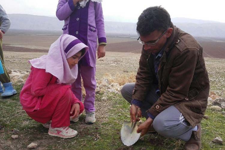 کاشت بلوط توسط دانش‌آموزان طرهانی + عکس