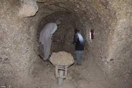 تداوم ساخت تونل‌های جدید برای نگهداری قرآن‌های فرسوده در جبل نور پاکستان/ ادیت شده