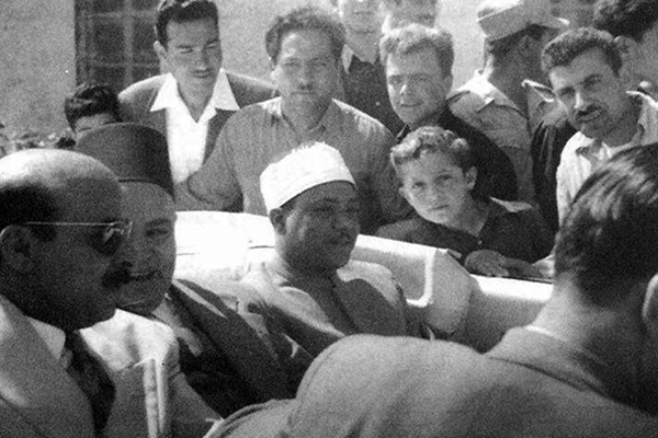 تصویر استاد عبدالباسط محمد عبدالصمد در میان استقبال پرشکوه طرفدارانش، هر حلب در سوریه دهه ۵۰ میلادی تصویر استاد عبدالباسط محمد عبدالصمد در میان استقبال پرشکوه طرفدارانش، هر حلب در سوریه دهه ۵۰ میلادی