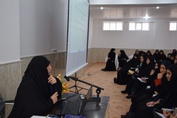 همایش «هفت سال دوم تربیت از دیدگاه اسلام» در میبد برگزار شد