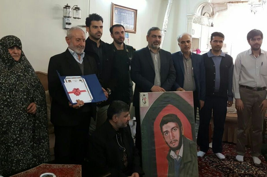 وقتی عشق به قرآن شاگردان ناشناس را به تشییع استاد جوان میآورد وقتی عشق به قرآن شاگردان ناشناس را به تشییع استاد جوان میآورد