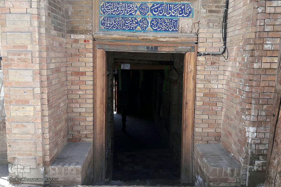 سردرب خانه توکلی؛ مزّین به آیه «وَإِن یَکَادُ الَّذِینَ کَفَرُوا لَیُزْلِقُونَکَ بِأَبْصَارِهِمْ»