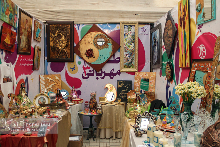 سومین بازارچه عرضه محصولات بانوان سرپرست خانوار در اصفهان بازگشایی شد.