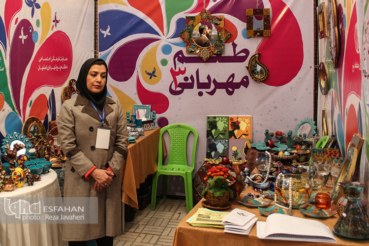 سومین بازارچه عرضه محصولات بانوان سرپرست خانوار در اصفهان بازگشایی شد.