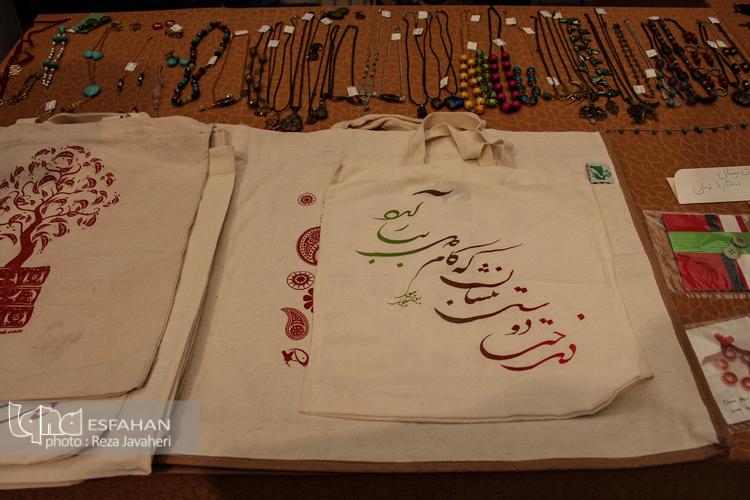 سومین بازارچه عرضه محصولات بانوان سرپرست خانوار در اصفهان بازگشایی شد.