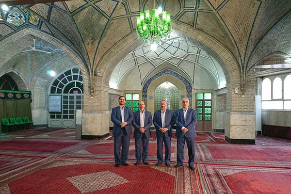 گروه تواشیح قدر در مسجد تاریخی لرزاده در حال ضبط نماهنگ گروه تواشیح قدر در مسجد تاریخی لرزاده در حال ضبط نماهنگ