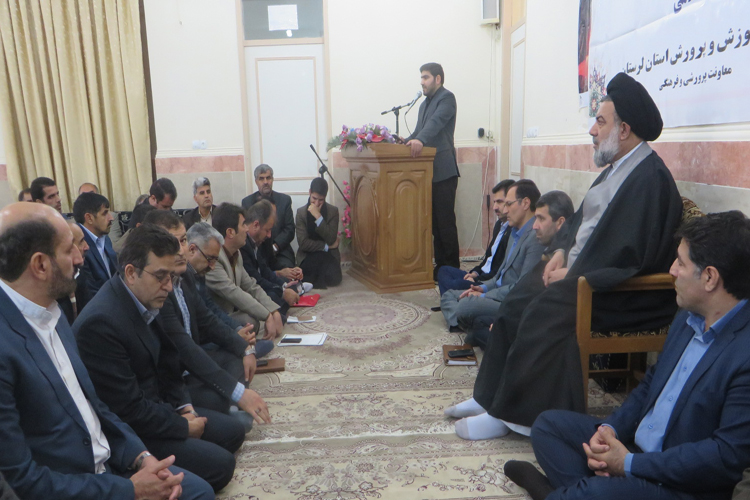 دیدار معاونین و مربیان پرورشی مدارس لرستان با آیت‌الله میرعمادی