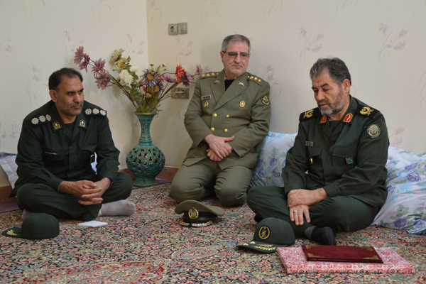 دیدار معاون فرهنگی رزمندگان غرب و شمال غرب کشور با خانواده شهدای لرستانی