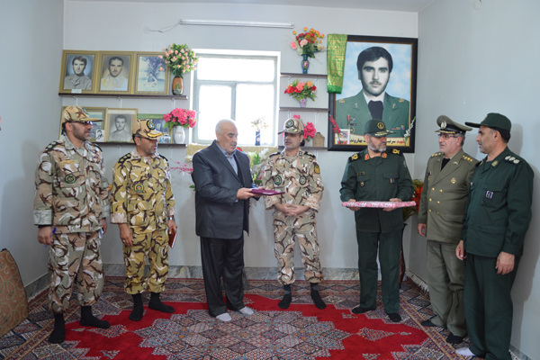 دیدار معاون فرهنگی رزمندگان غرب و شمال غرب کشور با خانواده شهدای لرستانی