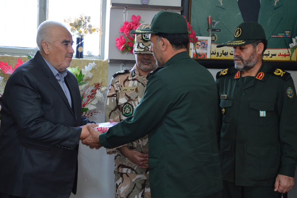 دیدار معاون فرهنگی رزمندگان غرب و شمال غرب کشور با خانواده شهدای لرستانی