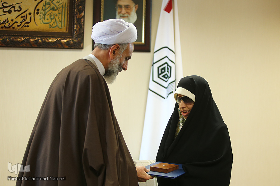 تجلیل رئیس سازمان اوقاف از بانوی برتر مسابقات قرآن اردن
