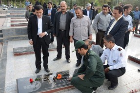غبارروبی و عطرافشانی قبور مطهر شهدا در خرم‌آباد