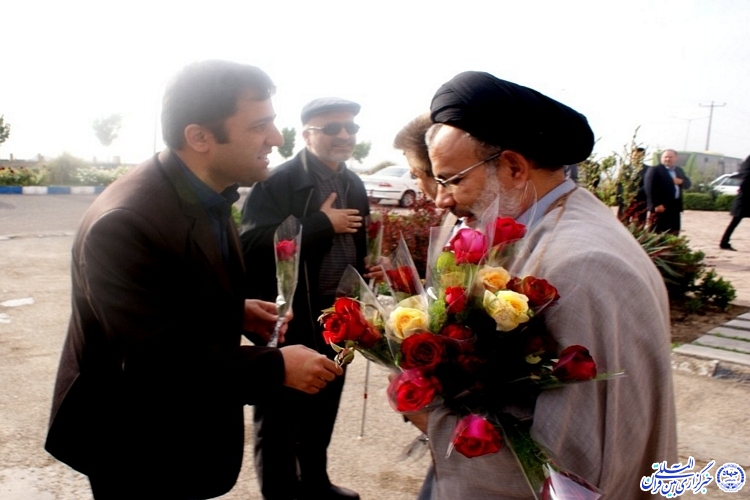 روزی متفاوت در دانشگاه حکیم سبزواری/اهدای گل توسط اساتید روزی متفاوت در دانشگاه حکیم سبزواری/اهدای گل توسط اساتید
