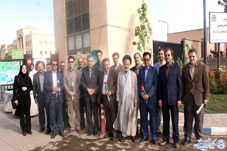 روزی متفاوت در دانشگاه حکیم سبزواری/اهدای گل توسط اساتید