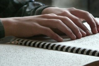 آماده کردن نسخ قرآنی به خط بریل ویژه نابینایان