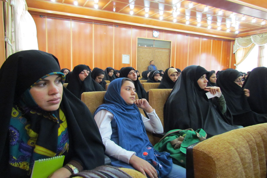 نشست طلاب و نخبگان تحت پوشش کمیته امداد لرستان برگزار شد.
