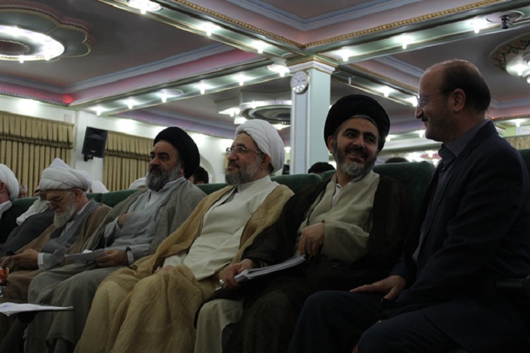 همایش «تجلیل از آثار و پایان نامه های تقریب» از لنز دوربین