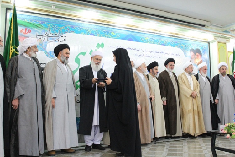 همایش «تجلیل از آثار و پایان نامه های تقریب» از لنز دوربین