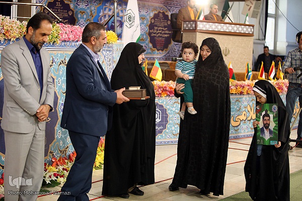 تجلیل از خانواده 7 شهید قرآنی و سردار شهید «همدانی» تجلیل از خانواده 7 شهید قرآنی و سردار شهید «همدانی»