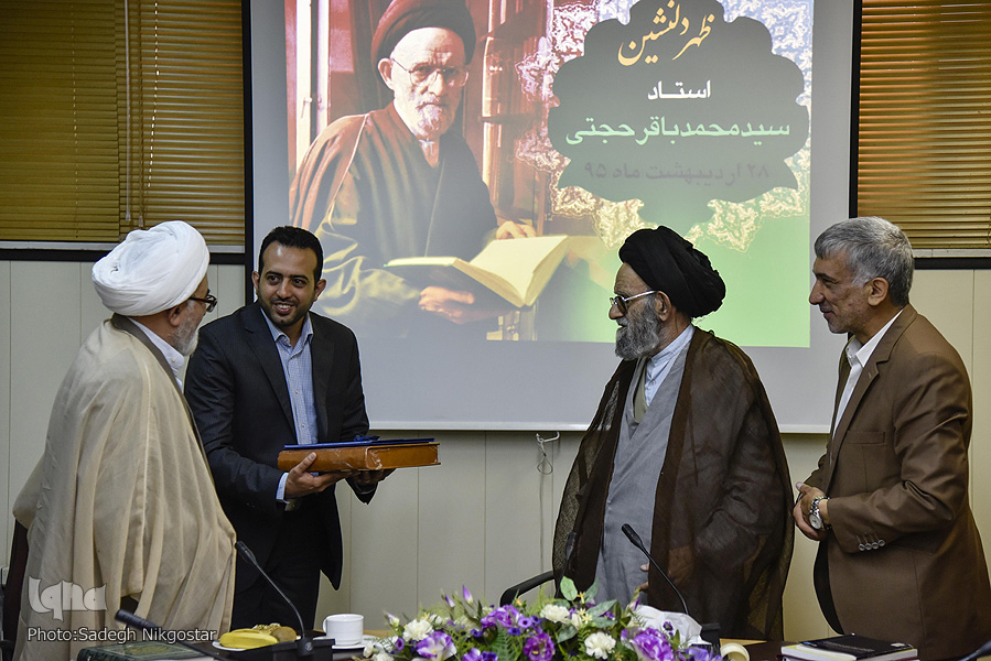 مردی به بلندای خورشید/ ظهری به دلنشینی حضور پدر علم قرآن مردی به بلندای خورشید/ ظهری به دلنشینی حضور پدر علم قرآن